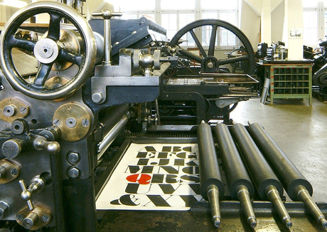 Druckmaschine im kleinen Drucksall / printing machine